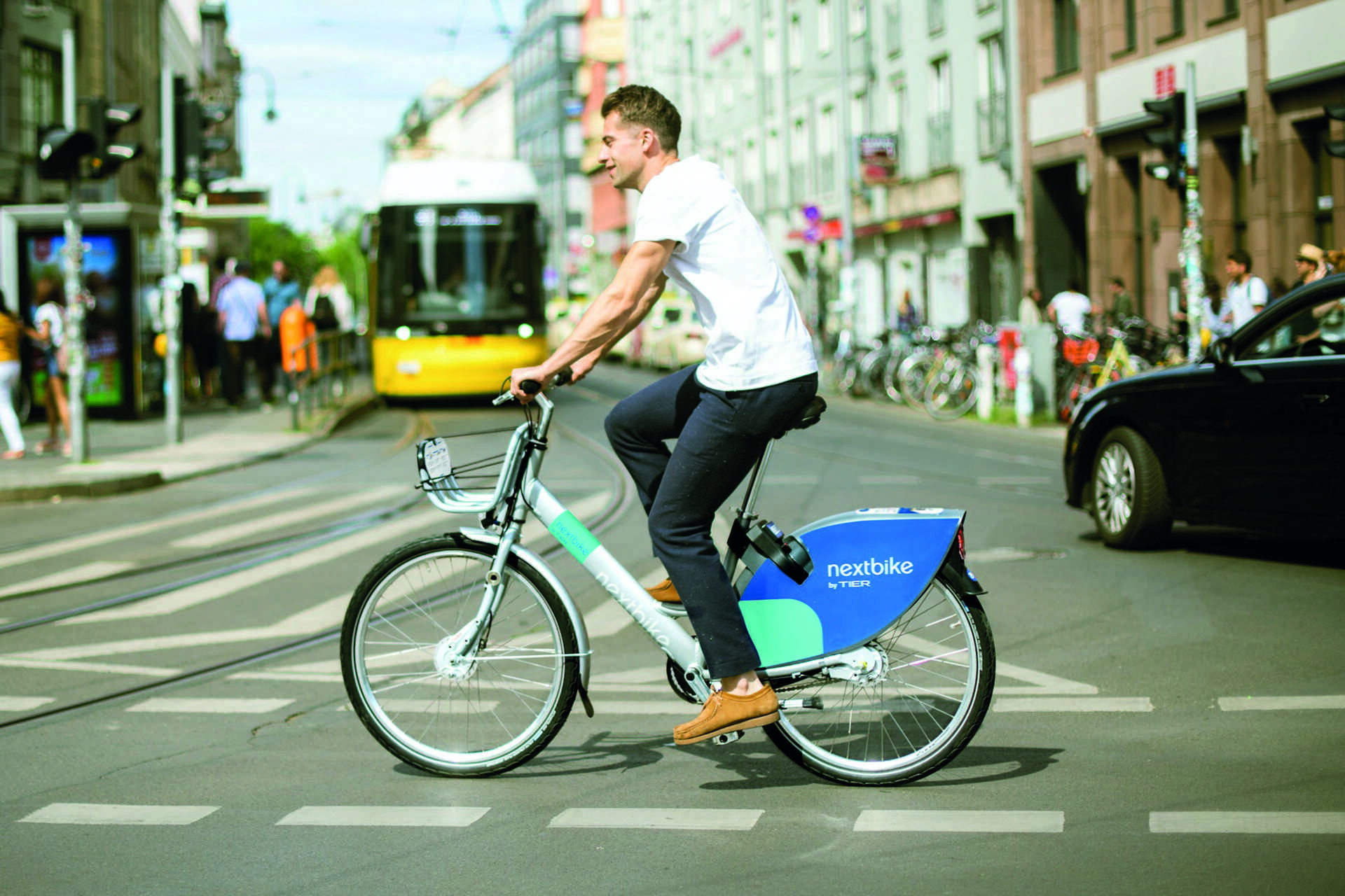 Ein Mann fährt auf einem Fahrrad durch die Stadt